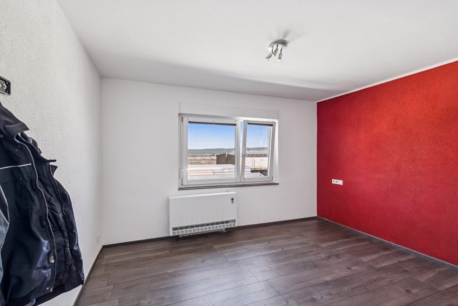 OG_Zimmer_1_rote_Wand Etagenwohnung Vaihingen an der Enz